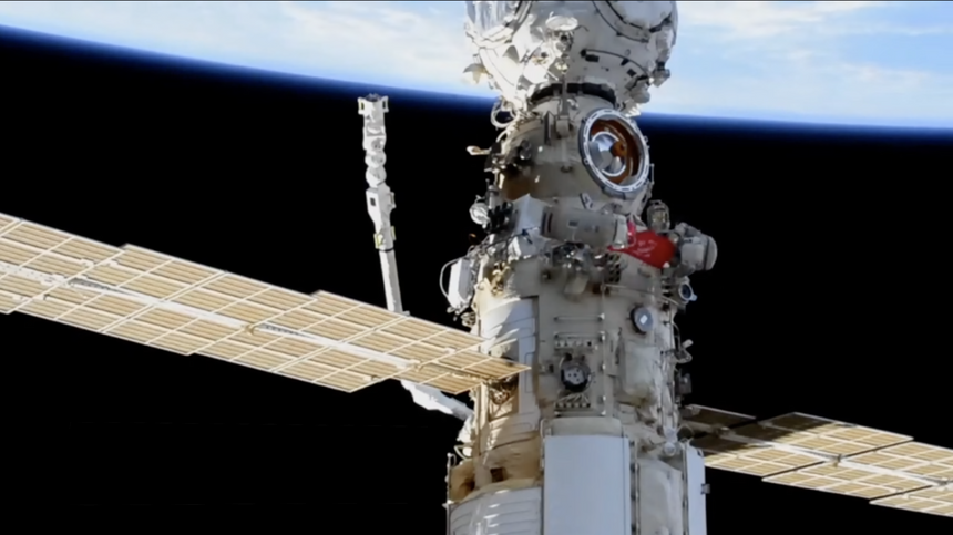 На МКС развернули знамя Победы накануне 9 мая