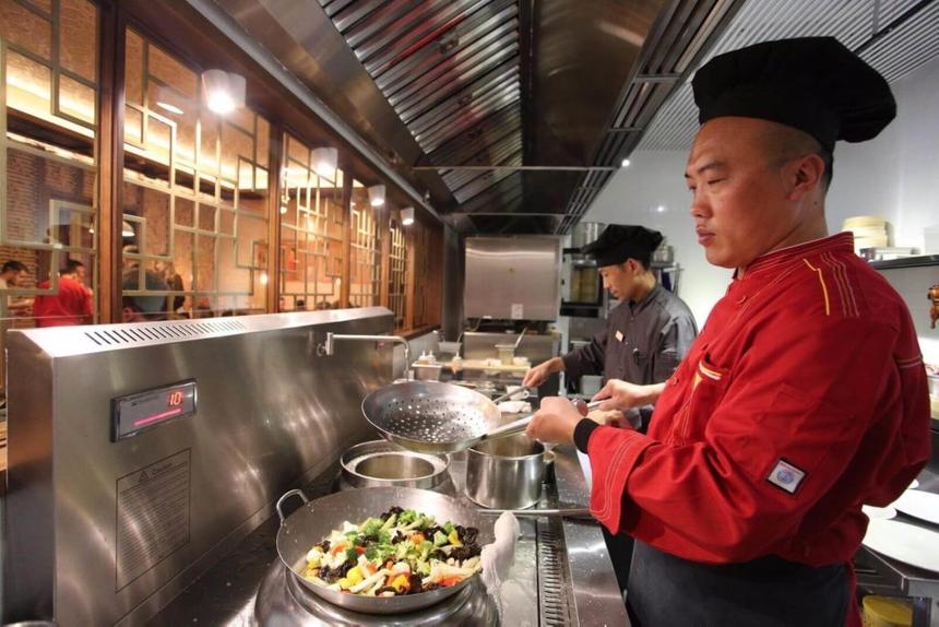 Пандемия всё сильнее: в Пекине на выходных закрыли парки и заведения общепита из-за роста заболеваемости