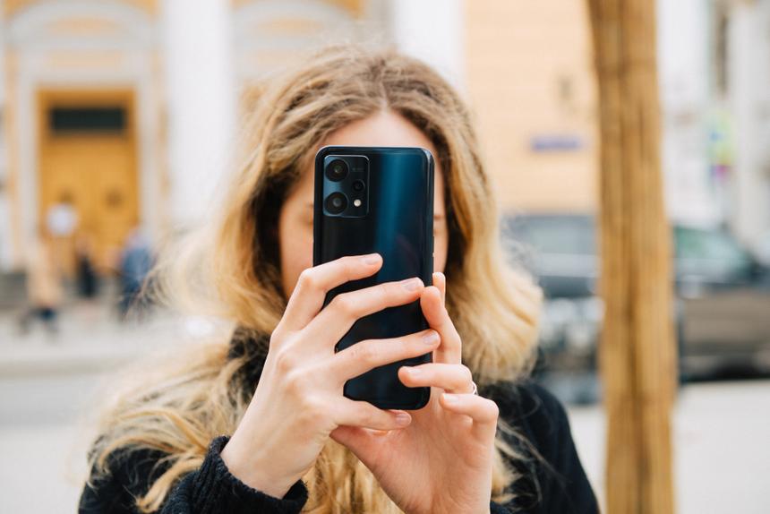 Мобильник очень странный по характеристикам, но своё предназначение у него есть