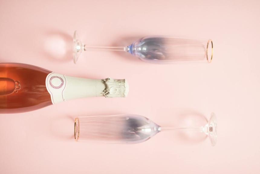 Бутылка шампанского оказалась своеобразной "ракетной установкой"