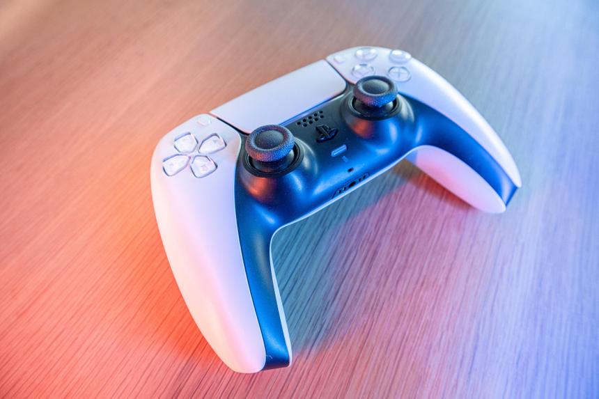 Россияне кинулись продавать свои приставки PlayStation и Xbox