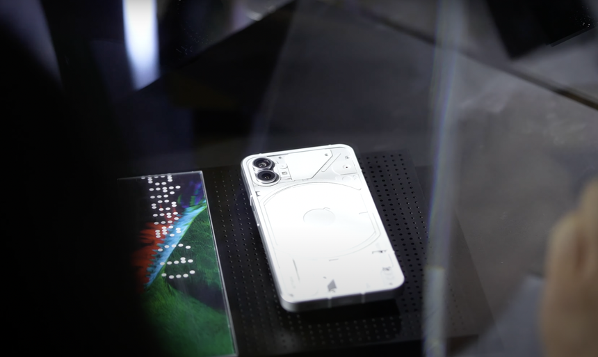 «Прозрачный» смартфон от Nothing впервые попал на видео целиком