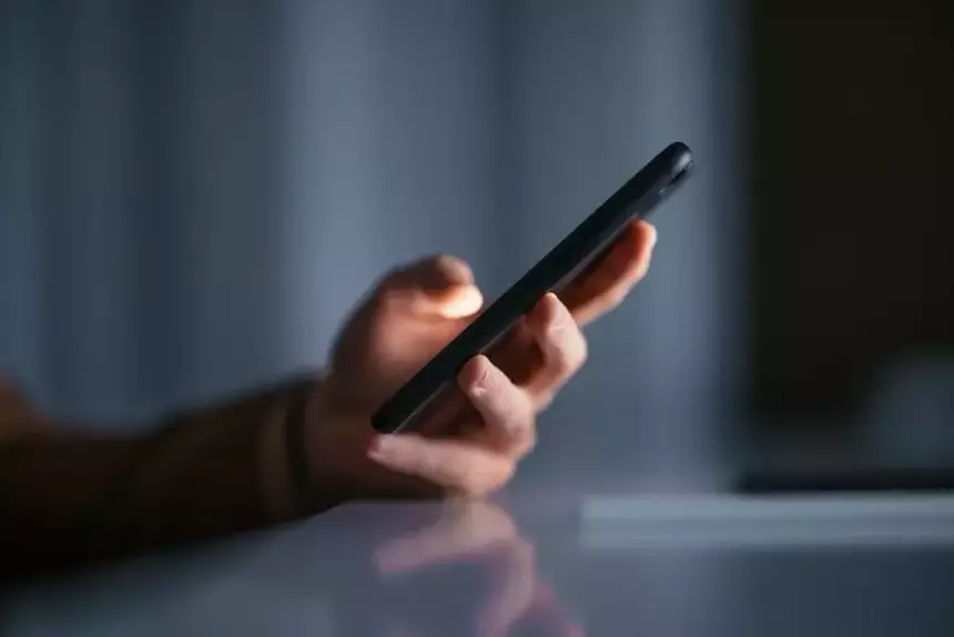 Врач дал советы, как избежать деформации пальцев из-за длительного использования смартфона