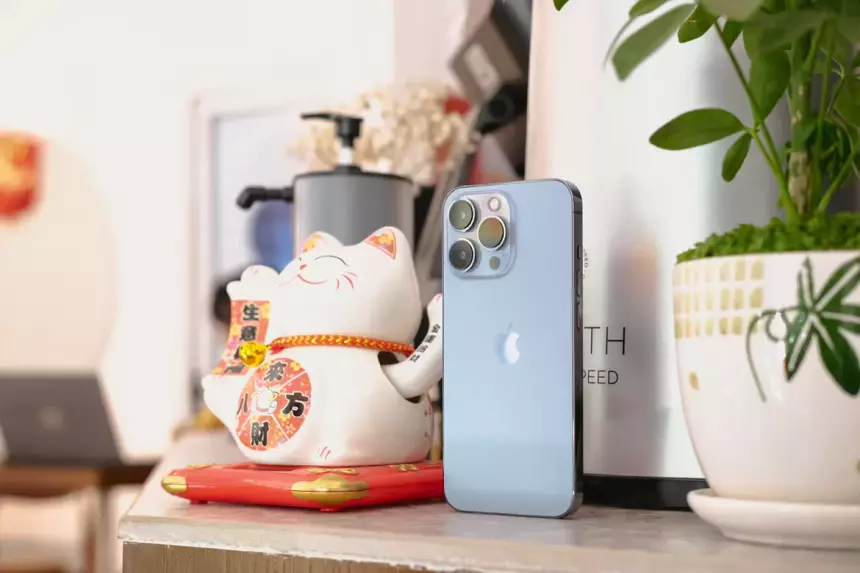 Рубль крепнет, но iPhone стоит три цены. Что происходит?