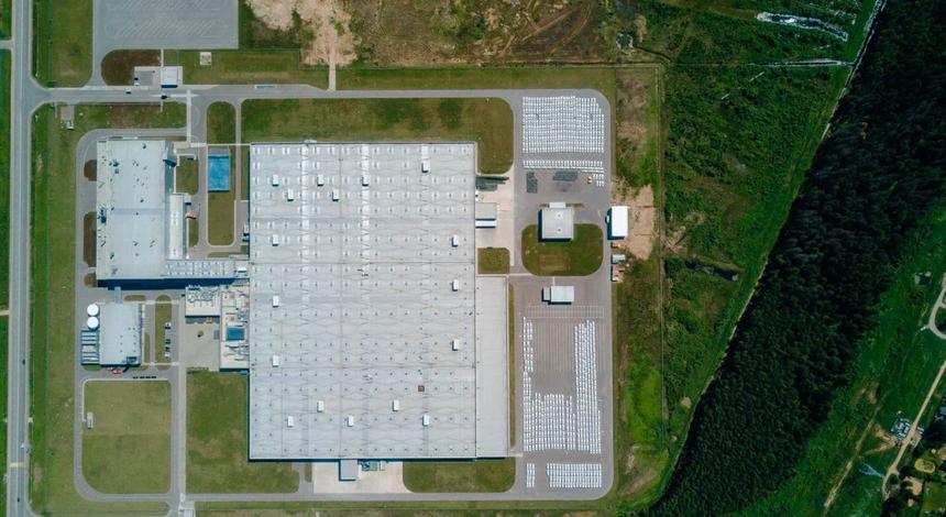 Стоянка возле российского завода Mercedes-Benz (готовые автомобили справа от здания)