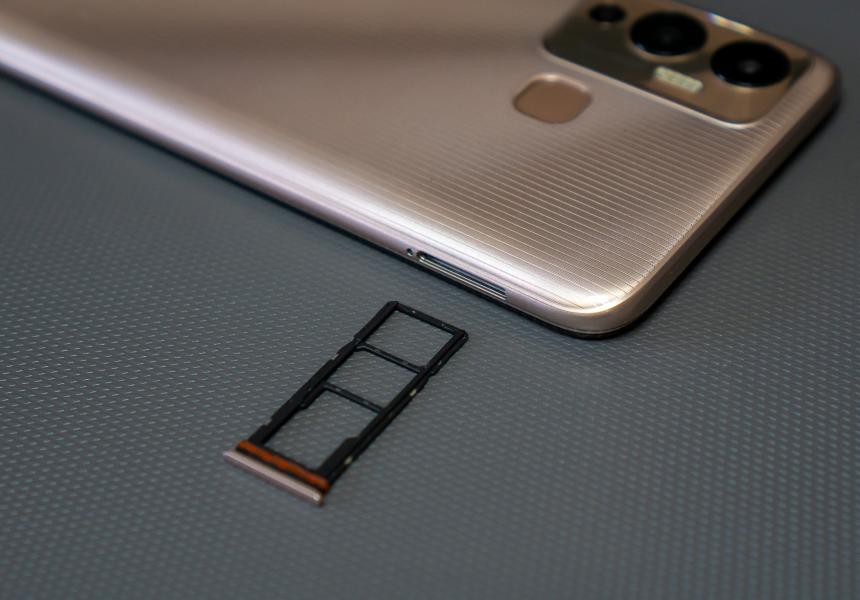 И две симки поместятся, и память нарастить можно не в ущерб связи