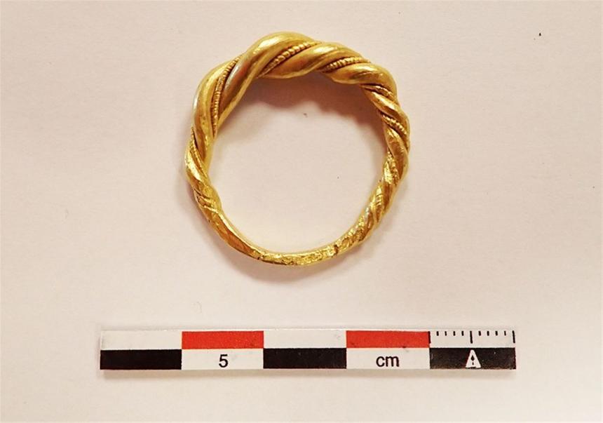 Повезло-повезло: девушка заказала в интернет-магазине бижутерию, а получила редкое кольцо эпохи викингов
