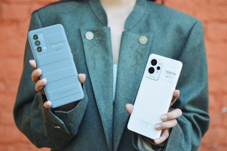 Слева — realme GT Master Edition, смартфон среднего класса 2020 модельного года с «чемоданным» дизайном. Справа — realme GT2 Pro, нынешний старший смартфон realme с «бумажной» стилистикой покрытия корпуса. Внешность обоих смартфонов спроектирована японским маэстро Наото Фукусава