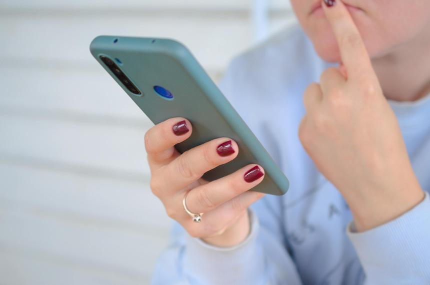 Россияне продолжили скупать подержанные смартфоны