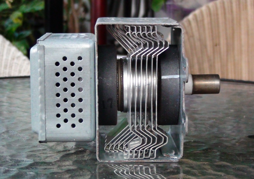 Москвича обвинили в создании СВЧ-пушки для облучения соседей