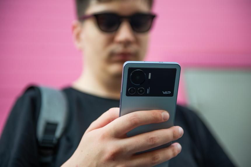 Видели ли вы когда-нибудь смартфон среднего класса в максимальном тюнинге и VIP-комплектации?