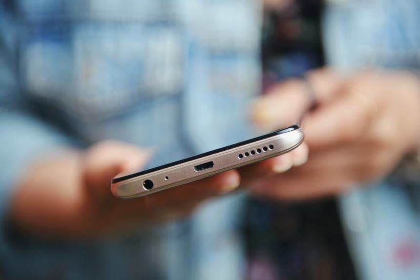 Бюджетный смартфон по цене Xiaomi, но без наценки за шильдик: в чём разница и стоит ли такое покупать