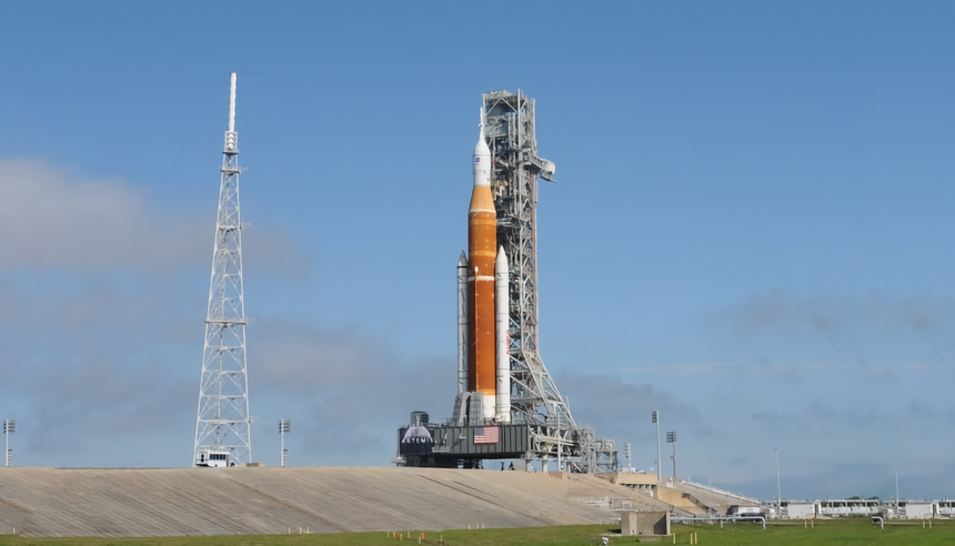 Новая космическая гонка: NASA начала готовить ракету к запуску на Луну