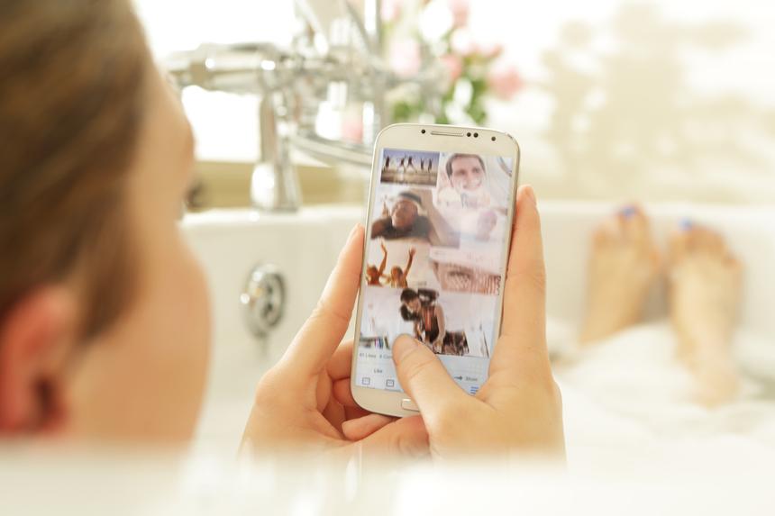 Почему смартфон нельзя брать с собой в ванную. Даже если вы не уроните его в воду