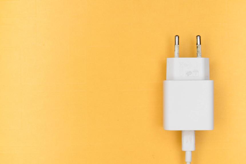 От какого адаптера для зарядки следует отказаться владельцам смартфонов