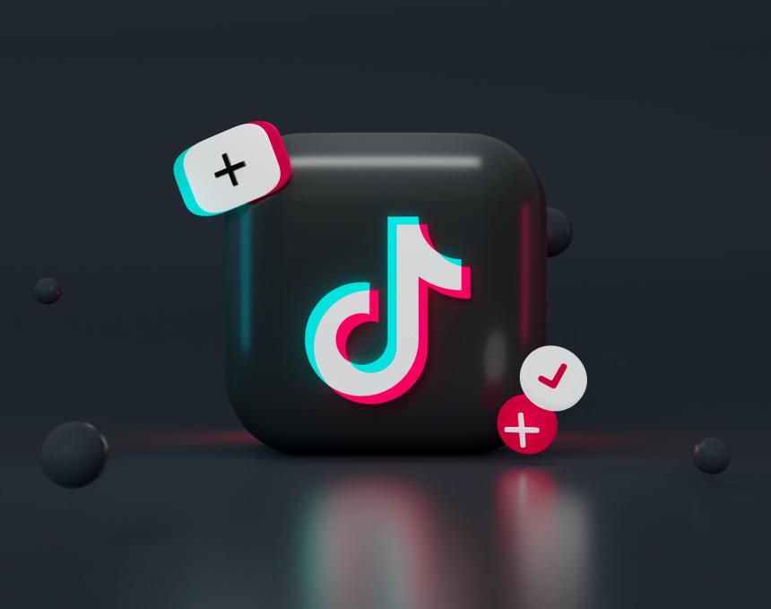 Очередной опасный тренд TikTok: люди начали заклеивать себе рты, чтобы лучше спать