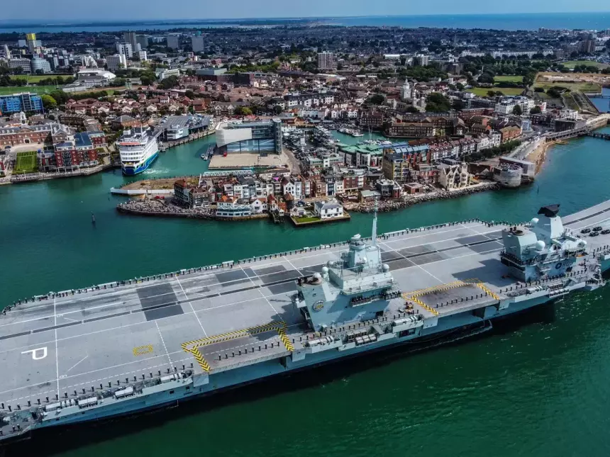 Разваливается на ходу: новейший британский авианосец сломался сразу после отплытия