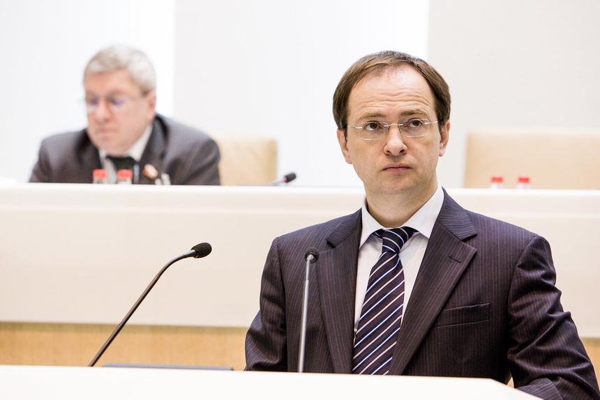 Помощник президента Мединский предложил запретить пользоваться смартфонами школьникам на уроках