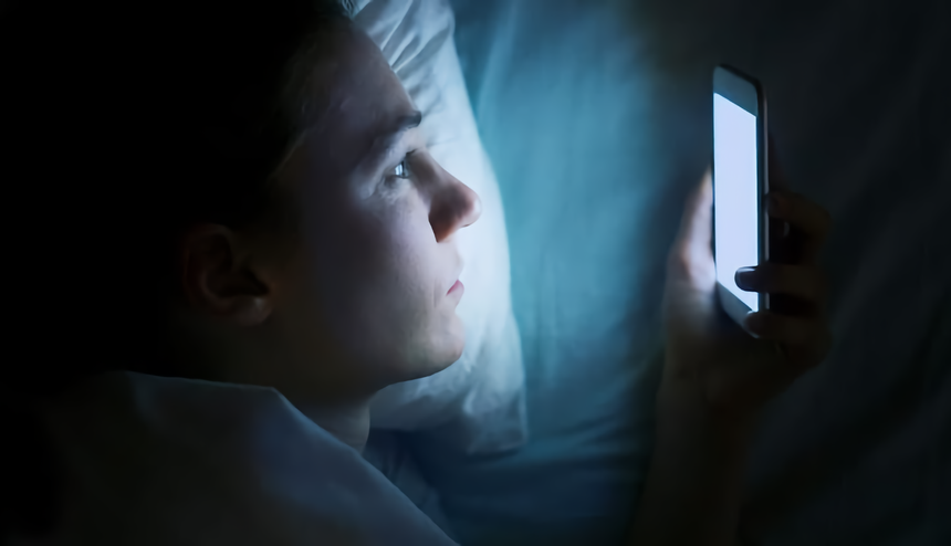 Голубой свет от экрана смартфонов может стать причиной ускоренного старения
