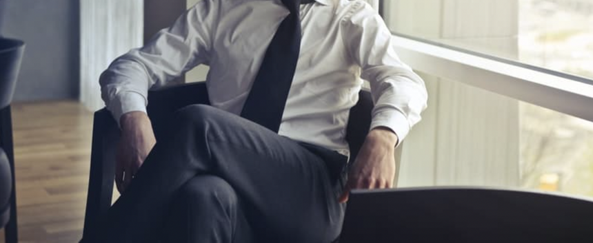 Хирург: сидеть "нога на ногу" опасно для здоровья