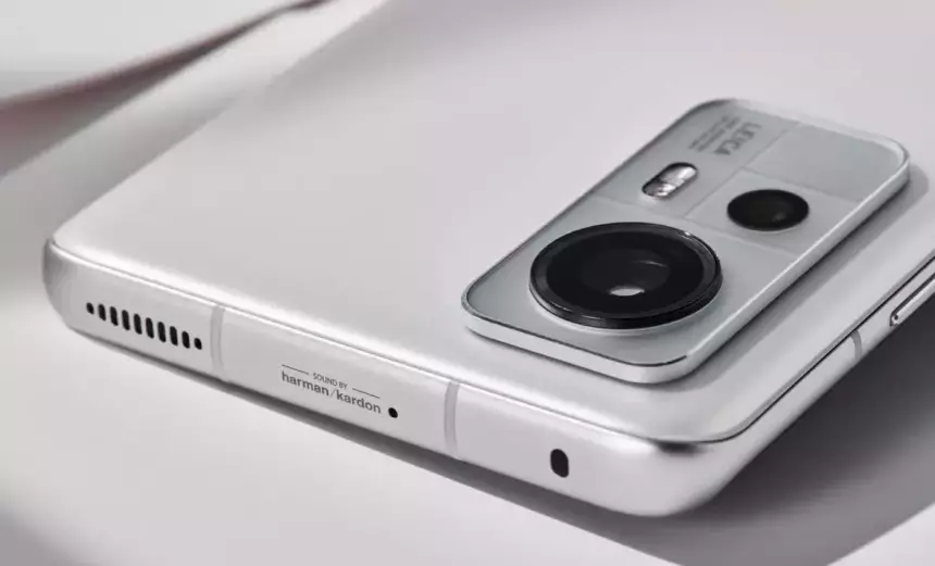 В сеть утекло живое фото нового флагманского смартфона Xiaomi 13 Pro