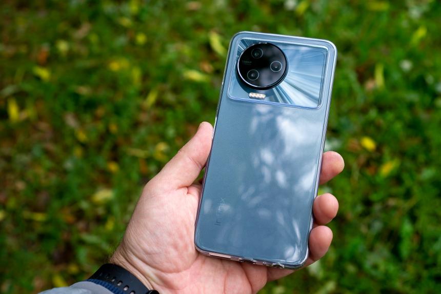 Infinix Note 12 Pro в фирменном чехле