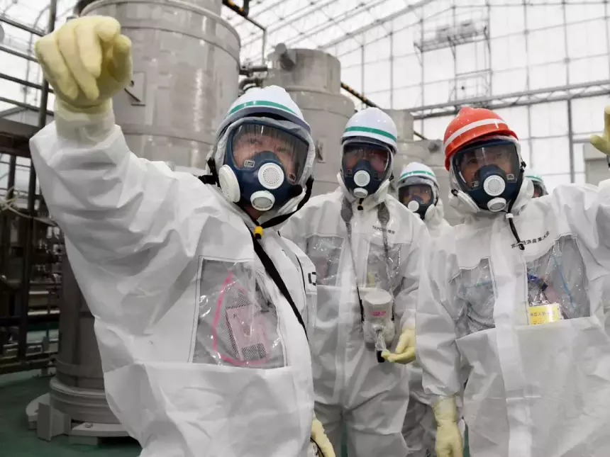 Япония пытается безопасно извлечь ядерное топливо из разрушенных реакторов Фукусимы