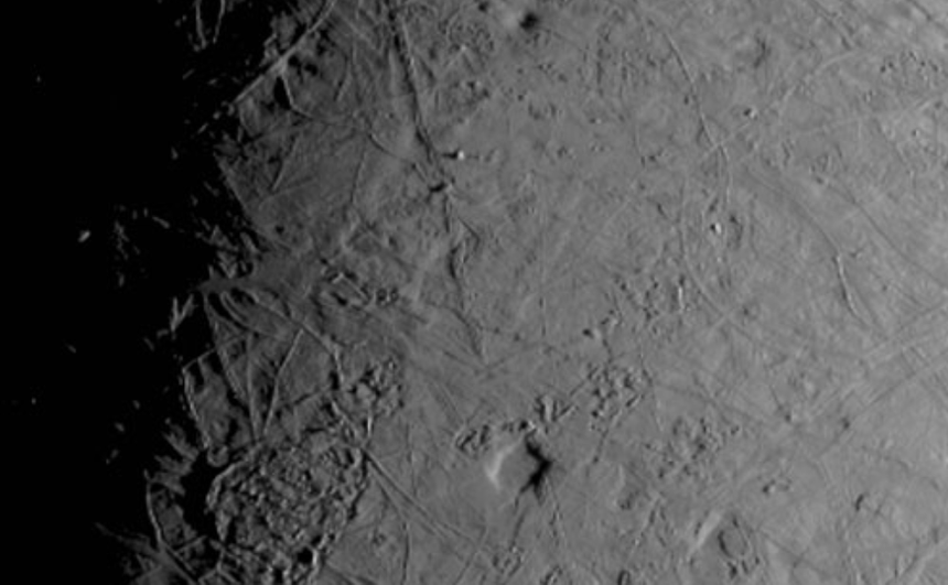 Зонд NASA снял спутник Юпитера почти с рекордно близкого расстояния