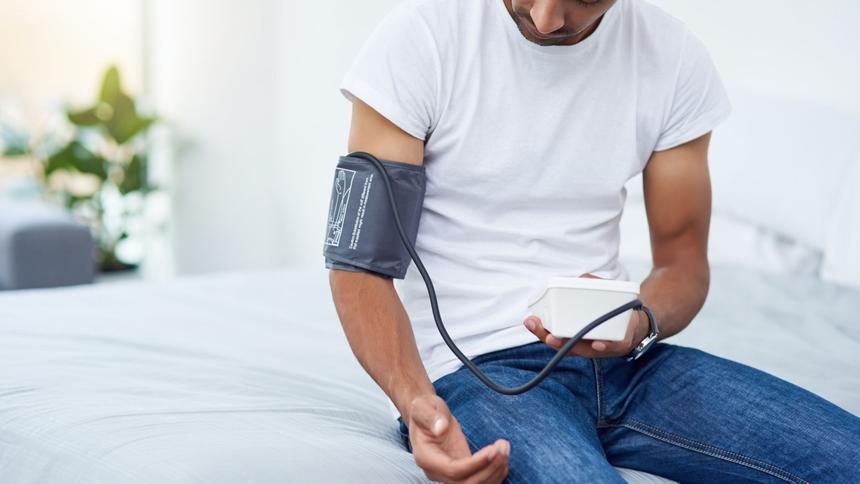 Врач объяснила, почему «прыгает» давление     