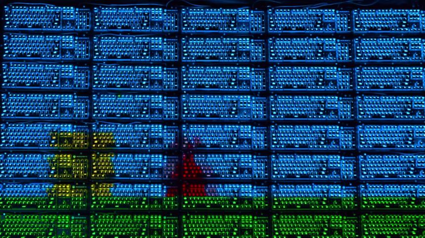 Энтузиаст придумал сенсорный экран из нескольких десятков клавиатур с подсветкой