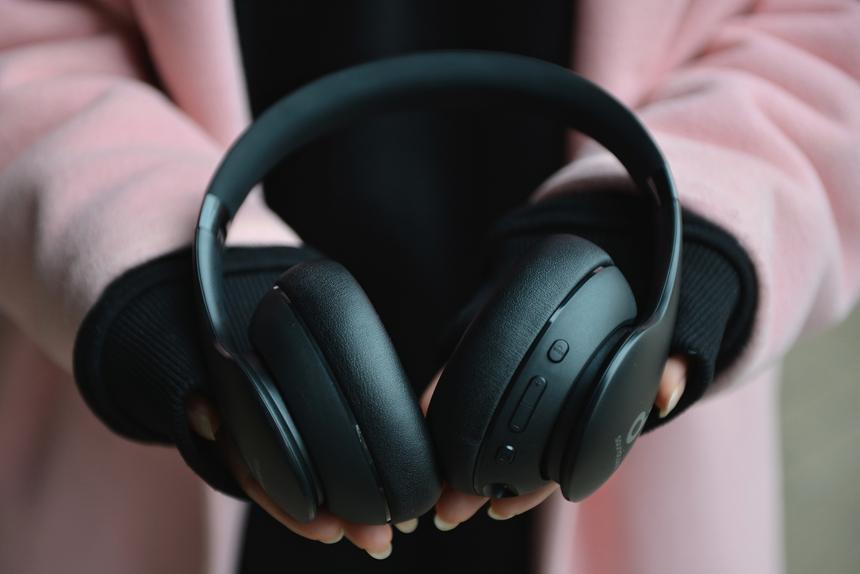 Сколько стоят хорошие большие Bluetooth-наушники с шумоподавлением и без, если не переплачивать