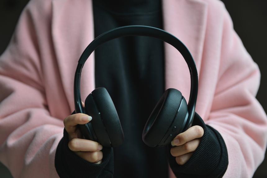 Сколько стоят хорошие большие Bluetooth-наушники с шумоподавлением и без, если не переплачивать