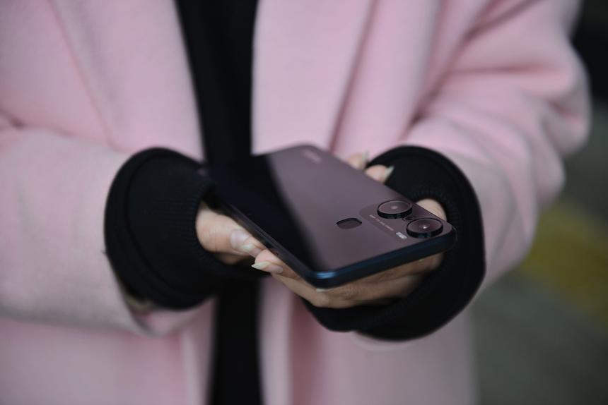 Если вы искали бюджетный смартфон, который выглядит круто и дорого