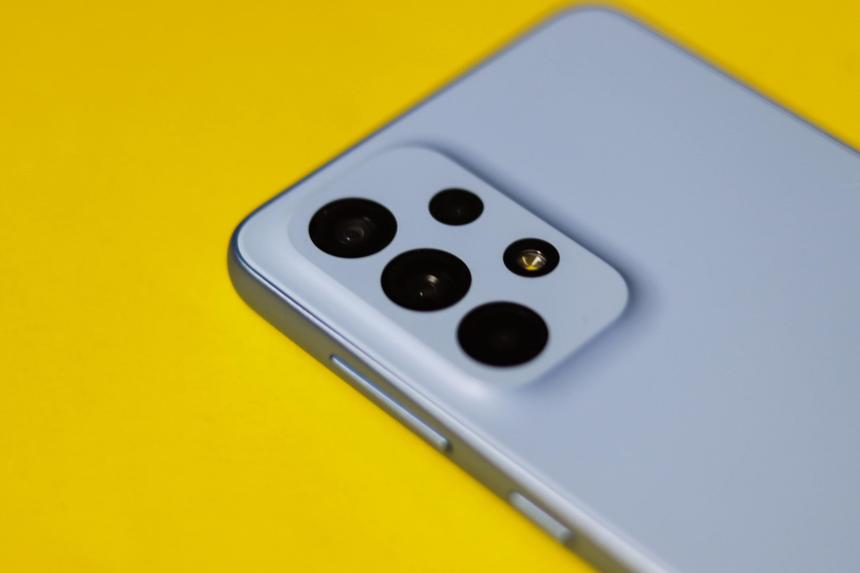 Samsung «живёт» в основном за счёт дешёвых смартфонов. А Apple ухудшает положение компании