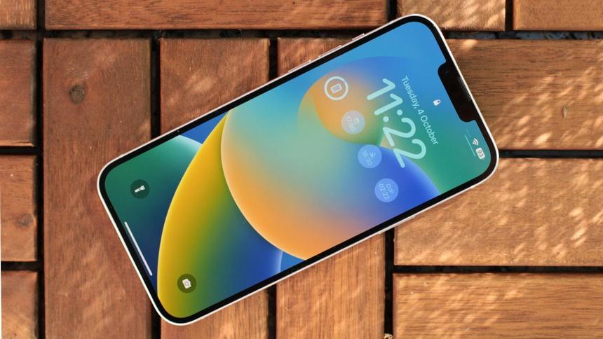 Ухудшенный iPhone с большим экраном «не взлетел»: Apple сократила производство модели 14 Plus