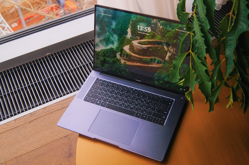 Игровые ноутбуки мощные, но толстые. Офисные — компактные, но слабые. Но есть вариант лучше