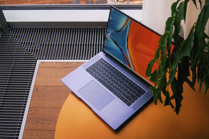 Игровые ноутбуки мощные, но толстые. Офисные — компактные, но слабые. Но есть вариант лучше