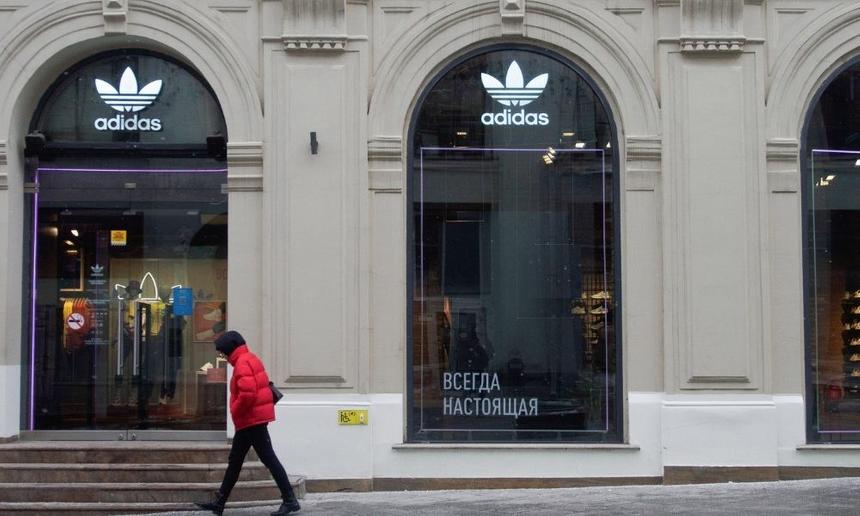 Названа сумма, которую потерял Adidas после ухода из России