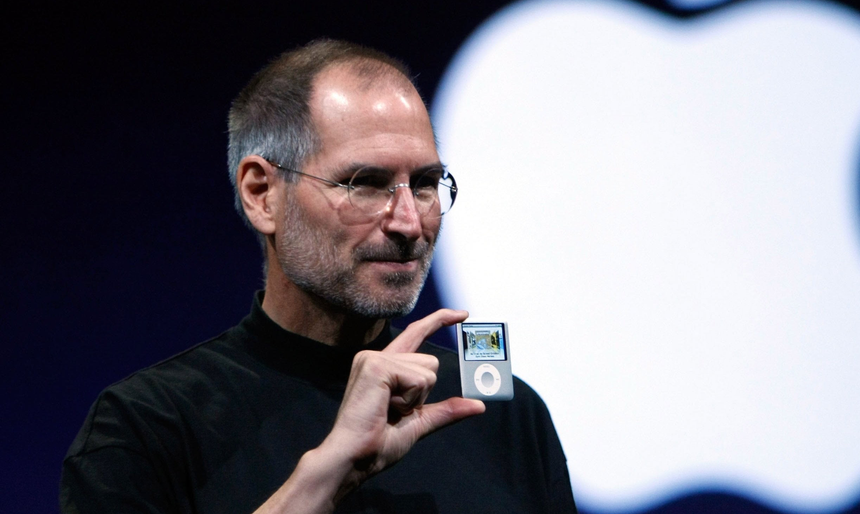 На аукционе продадут выброшенные на свалку сандали Стива Джобса