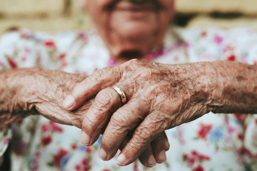 Врач рассказал, кто чаще заболевает болезнью Альцгеймера, — мужчины или женщины