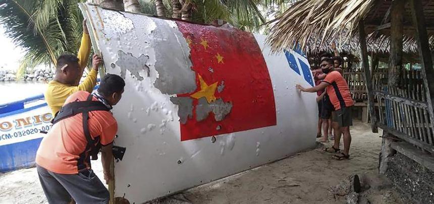 Китай насильно забрал обломки своей ракеты у филиппинских моряков