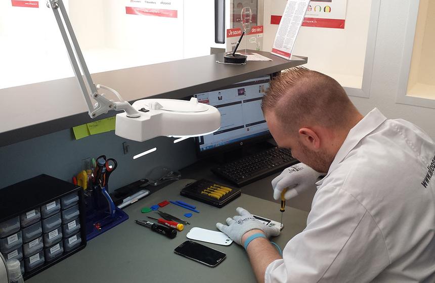 Почему чинить устройства в сервисных центрах может быть опасно