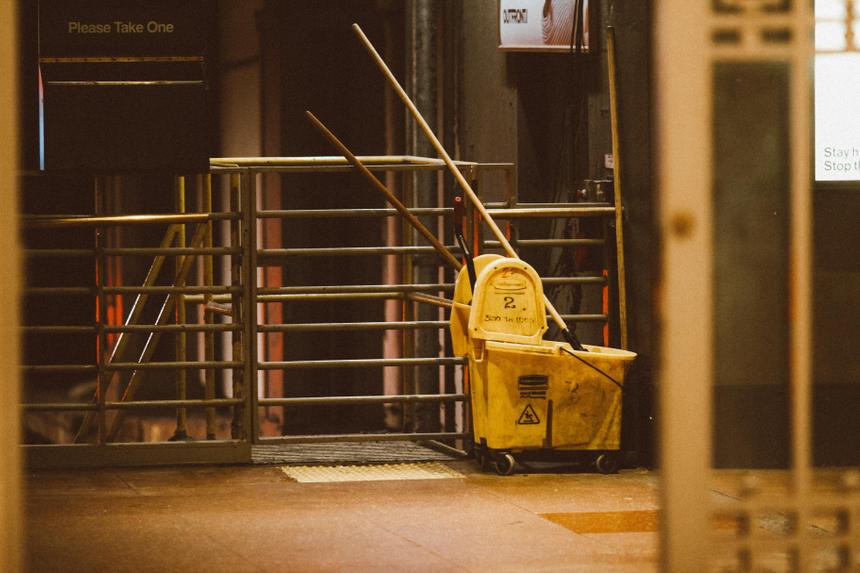 Уволенный Маском уборщик Twitter рассказал, что его пообещали заменить роботом