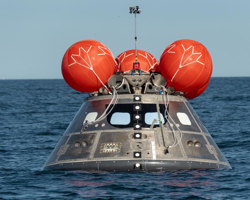 Американский космический корабль успешно вернулся на Землю после полёта к Луне