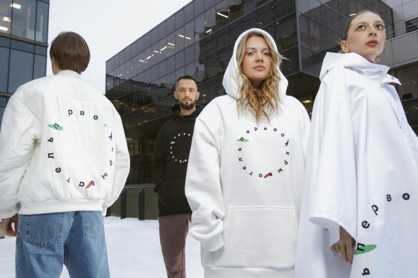 «Авито» впервые выпустила собственную одежду и аксессуары