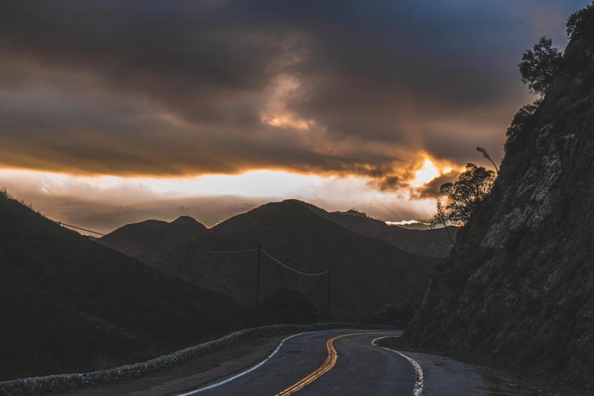 Спутниковая связь iPhone 14 спасла жизнь паре, слетевшей с дороги на автомобиле