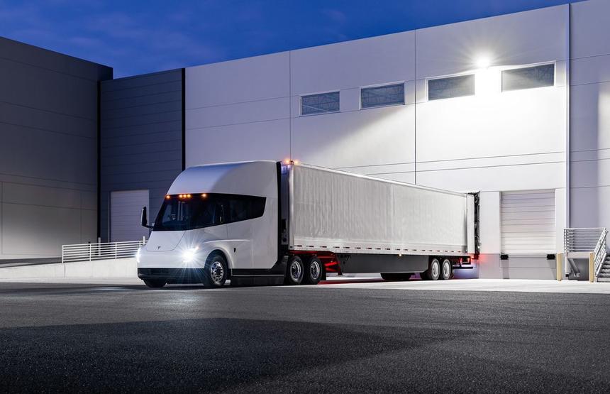 Груженные газировкой электрогрузовики Tesla будут проезжать по 160 км вместо возможных 800 км