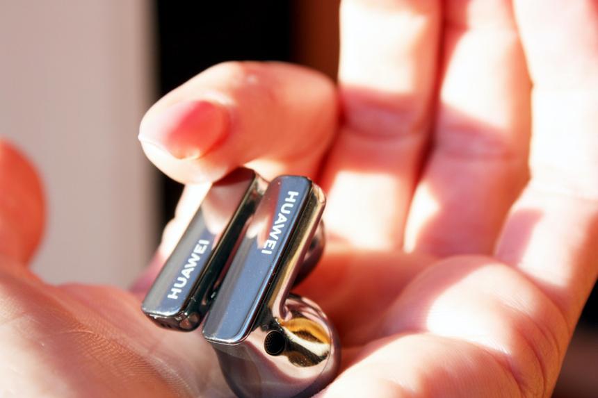 Huawei задавила через суд продавца поддельных наушников