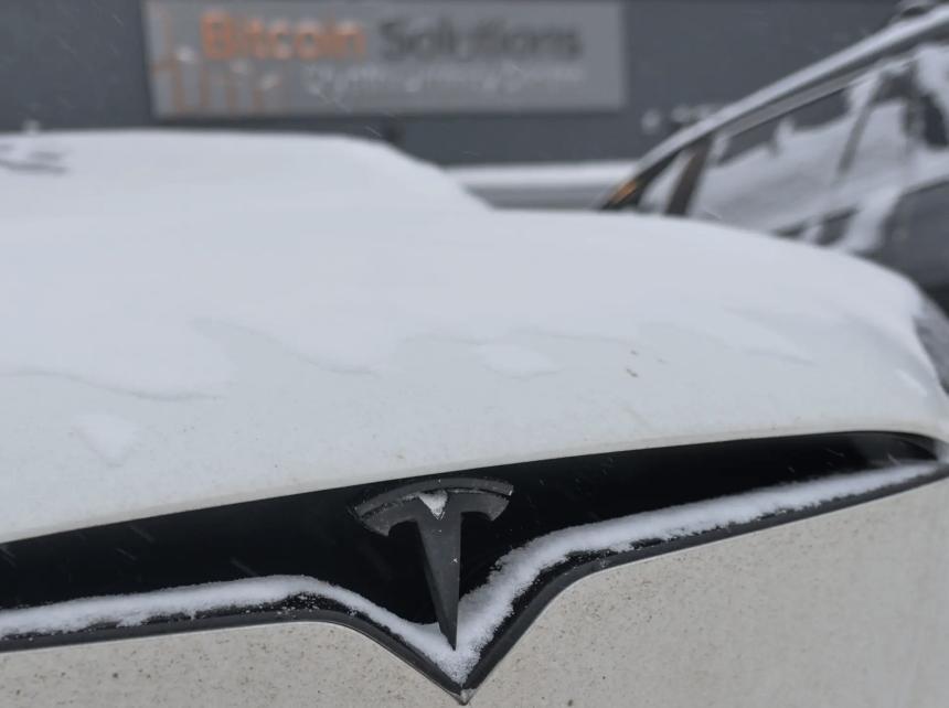 Владелец электромобиля Tesla рассказал об уязвимости машины зимой