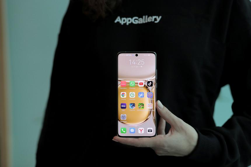 Все пытаются изобрести альтернативу Google Play в 2022 году. А она уже есть, причём со смартфонами!